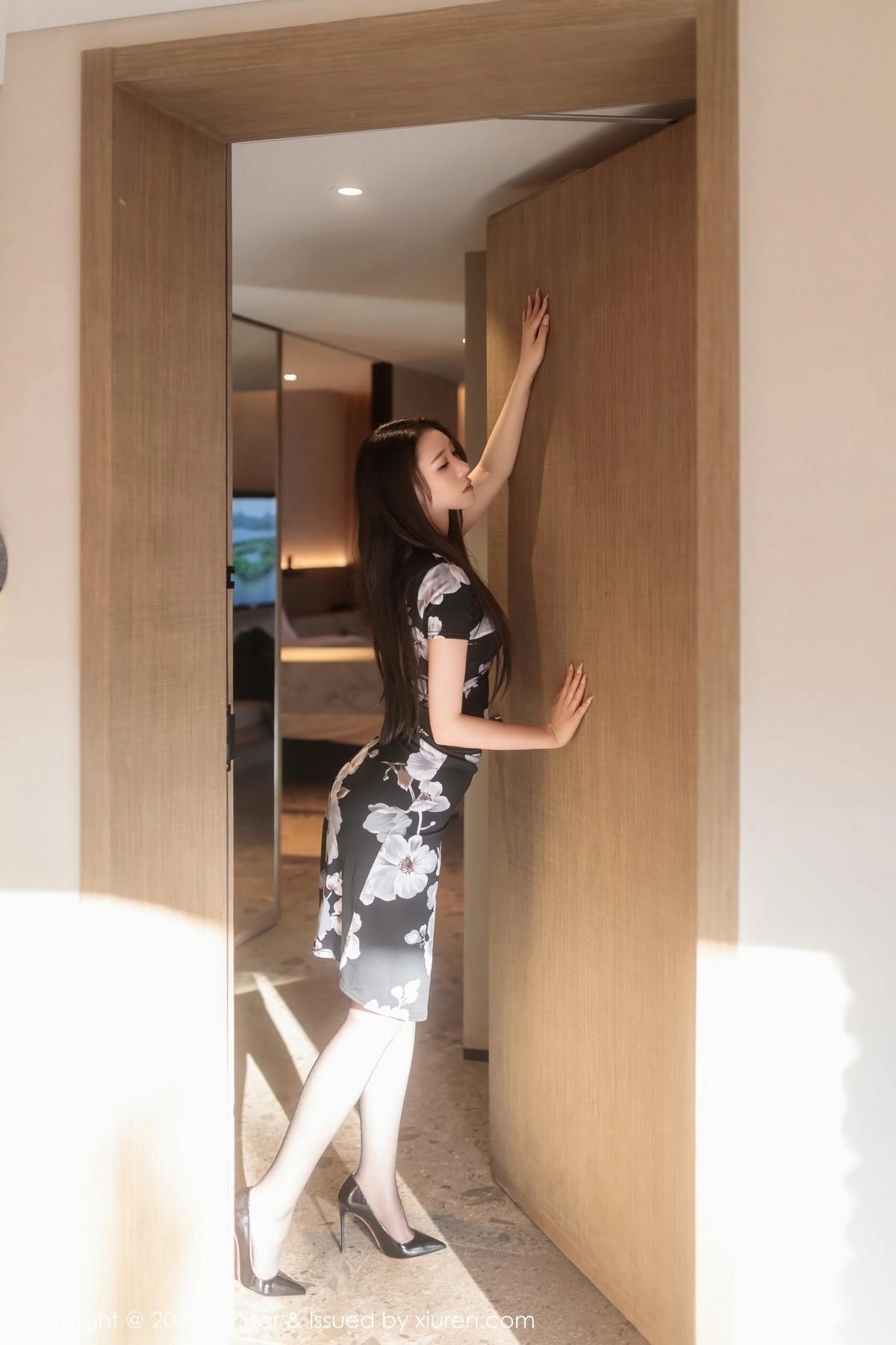小波多性感黑色带图案旗袍配超薄黑丝秀苗条身材绝美写真54P 5